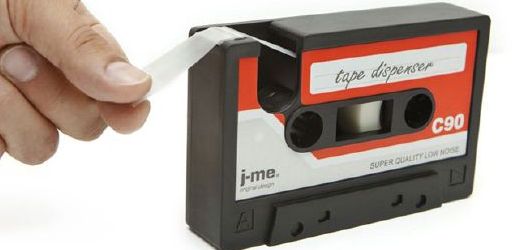 Místo hudby je v kazetě lepicí páska.