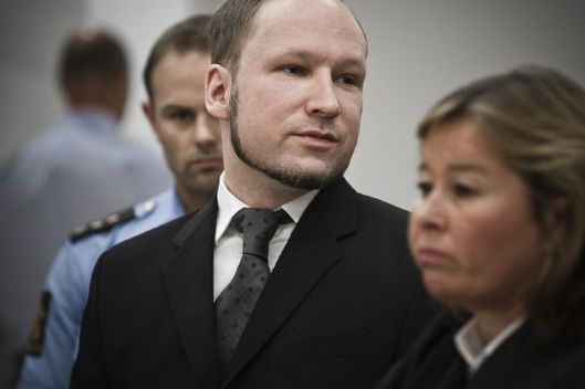 Masový vrah Breivik poté, co si vyslechl rozsudek 21 let vězení.e