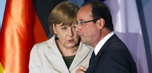 Kanceléřka Merkelová i prezident Hollande se snaží euro zachránit stůj co stůj.
