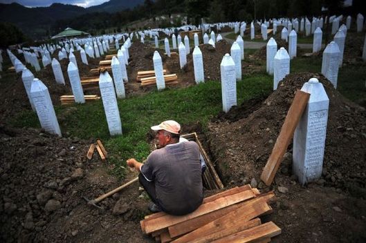 Masové hroby u Srebrenice. 