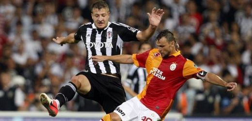 Fotbalista Tomáš Ujfaluši si na tréninku přetrhl zkřížený vaz v levém koleni a bude chybět Galatasarayi Istanbul až šest měsíců. 