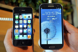 Vlevo iPhone 4s od Applu, vpravo Samsung Galaxy S3.