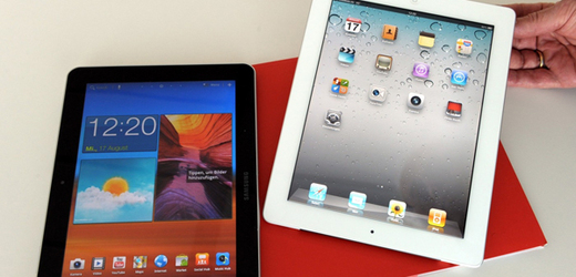 Mezi Samsungem a Applem zuří patentová válka. Vlevo tablet Samsungu, vpravo Applu.