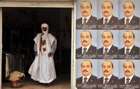 Mauritánec vedle plakátů s bývalým šéfem junty Abdulem Azízem.
