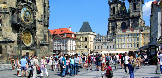 Praha přitahuje cizince nejenom jako turistický cíl. Mnoho se jich do ní také stěhuje (ilustrační foto).