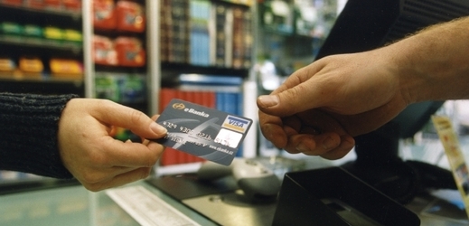 Banky inkasují na platbách kartami od obchodníků miliardy korun.