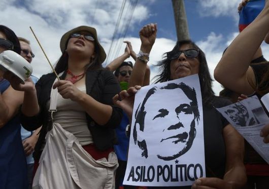 Demonstrace  v ekvádorském Quitu na podporu azylu pro Assange.