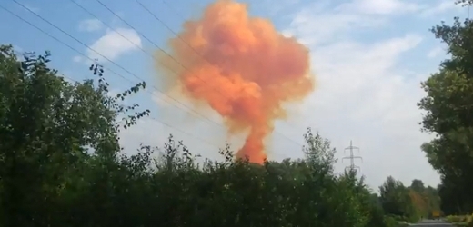 Po explozi v Synthesii unikl oranžový oblak nitrózních plynů.