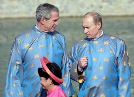 George Bush a Vladimír Putin ve vietnamské tunice na zasedání APEC.
