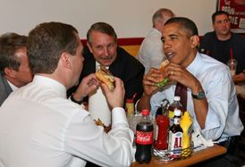 Dmitrij Medveděv a Barack obama pojídají hamburgery ve Virginii (2010).