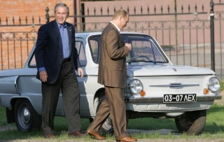 George Bush si prohlíží auto, které si kdysi koupil Vladimír Putin.