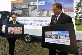 Premiér Petr Nečas (vpravo) a místopředseda poslaneckého klubu ODS Marek Benda.