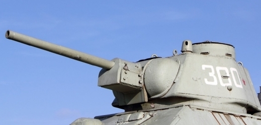 Tank dovezený na přívěsu nákladního vozu mířil hlavní na Biľakovu vilu (ilustrační foto).