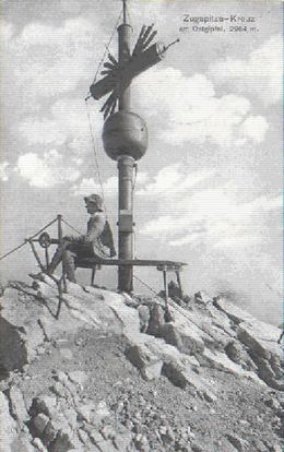 Kříž na Zugspitze na staré pohlednici.