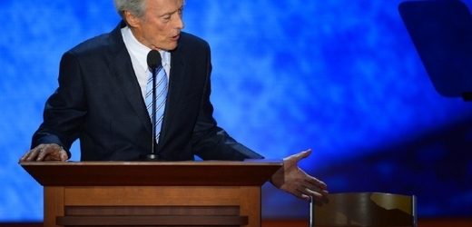 Clint Eastwood diskutuje s prázdnou židlí.