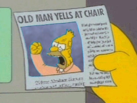 Snímek ze seriálu Simpsonovi zobrazující článek o dědečkovi seriálové rodinky s titulkem "Starý muž ječí na židli".