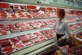 Už od minulého týdne stouply o patnáct procent ceny vepřového a kuřecího masa (ilustrační foto).