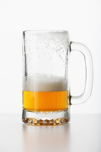 Vědci zjistili, že z rovné sklenice se pivo pije déle.