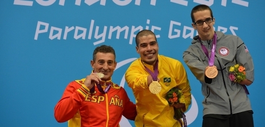 Španěl Sebastian Rodríguez (vlevo) se stříbrnou paralympijskou medailí.