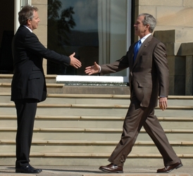 George Bush a Tony Blair v dobách své největší slávy.