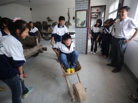 Čínští žáci v interaktivním muzeu o životě předků.