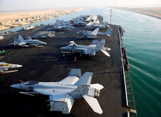 Americká letadlová loď Abraham Lincoln projíždí Suezským průplavem k íránským břehům.
