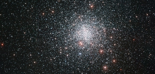 Hvězdokupa Messier 4 na novém snímku teleskopu na chilské observatoři La Silla.