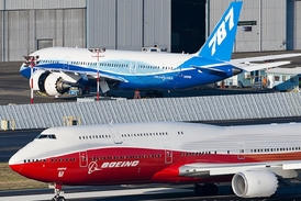 Boeing očekává, že spíš než obří stroje jako 747 (dole) se budou prodávat lehčí 787 (nahoře).