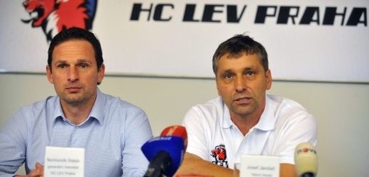 Generální manažer Lva Normund Sejejs (vlevo) a trenér Josef Jandač.