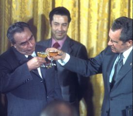 Leonid Brežněv (vlevo) s prezidentem USA Richardem Nixonem roku 1973.