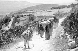 Palestinští vesničané se roku 1948 vracejí do svých domovů.