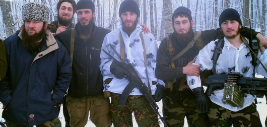 Čečenský islamista Doku Umarov (vlevo) se svými bojovníky. 
