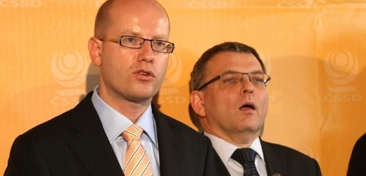 Předseda ČSSD Bohuslav Sobotka a jeho stranický zástupce Lubomír Zaorálek.