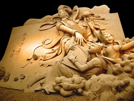 Některé sochy staví umělec až z 18 tun písku.