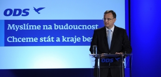 Premiér Petr Nečas (ODS) musí čelit vzpouře ve vlastních řadách. Poslanci, kteří dříve pro návrh na ekonomický balíček hlasovali, se nyní staví proti.
