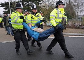 Marné protijaderné protesty. Britská policie odnáší demonstranta. 