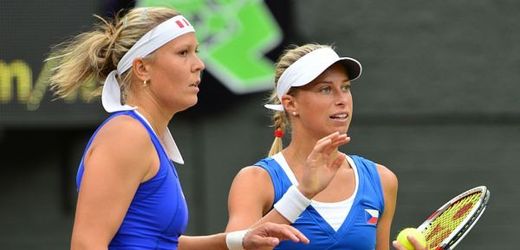 Lucie Hradecká (vlevo) s Andreou Hlaváčkovou jsou v semifinále US Open.