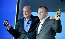 Šéfové na mobilní show: Lumii 920 představují Steve Ballmer (vlevo) z Microsoftu a Stephen Elop z Nokie.
