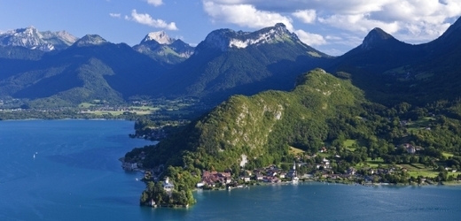 Výlet k jezeru Annecy se britské rodině stal osudným.