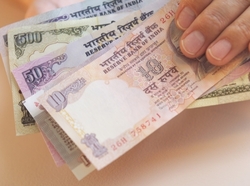 Indické zákony zakazují vojákům přijímat peněžní dary, takže spropitné skončilo ve státní kase.