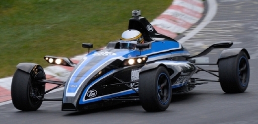 Formule Ford s litrovým tříválcem EcoBoost na trati.