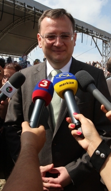 Premiér Petr Nečas (ODS) se rozhodl spojit hlasování o stabilizačním balíčku spojit s hlasováním o důvěře.