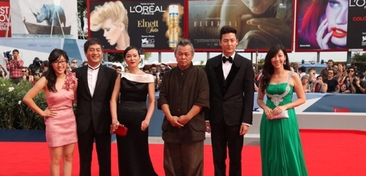 Herci z filmu Pieta jihokorejského režiséra Kim Ki-duka (třetí zprava).