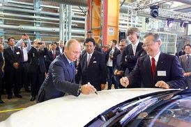 Vladimír Putin a japonští byznysmeni ve společné firmě Соллерс.