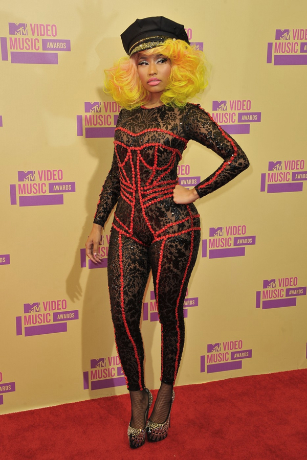 Ani raperka Nicki Minaj nezklamala. Tentokrát ji "zdobilo" velké žluté háro a těsný obleček.