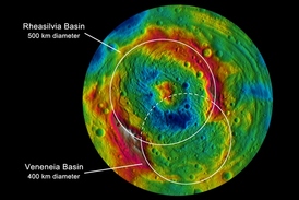 Jižní část Vesty zdobí dva obří krátery, které se částečně překrývají.