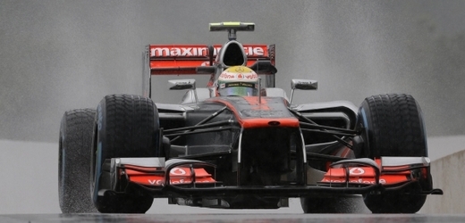 Bývalý mistr světa formule 1 Lewis Hamilton do spekulací o svém působišti v příští sezoně jasno nevnesl.
