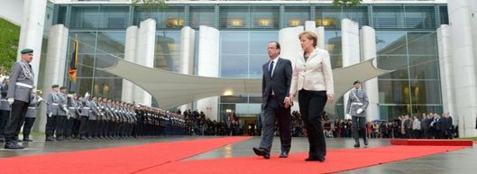 Merkellová a Hollande. V německo-francouzském tandemu to při záchraně eurozóny skřípe.