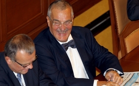 Předseda TOP 09 a ministr zahraničí Karel Schwarzenberg oceňuje Rathovy řečnické schopnosti.