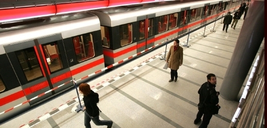 Pražské metro na lince C stojí mezi zastávkami Pražského povstání a Florenc. V úseku byla zavedena náhradní doprava.